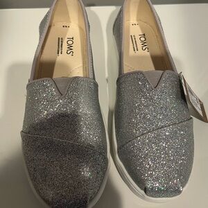 NWT. Toms Alpargata girls shoes. Size 5.5